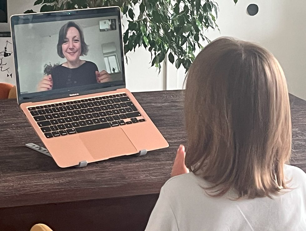 Mädchen bei einer Online-Logopädie-Sitzung am Laptop, löst mit der Logopädin eine Höraufgabe zur phonologischen Bewusstheit